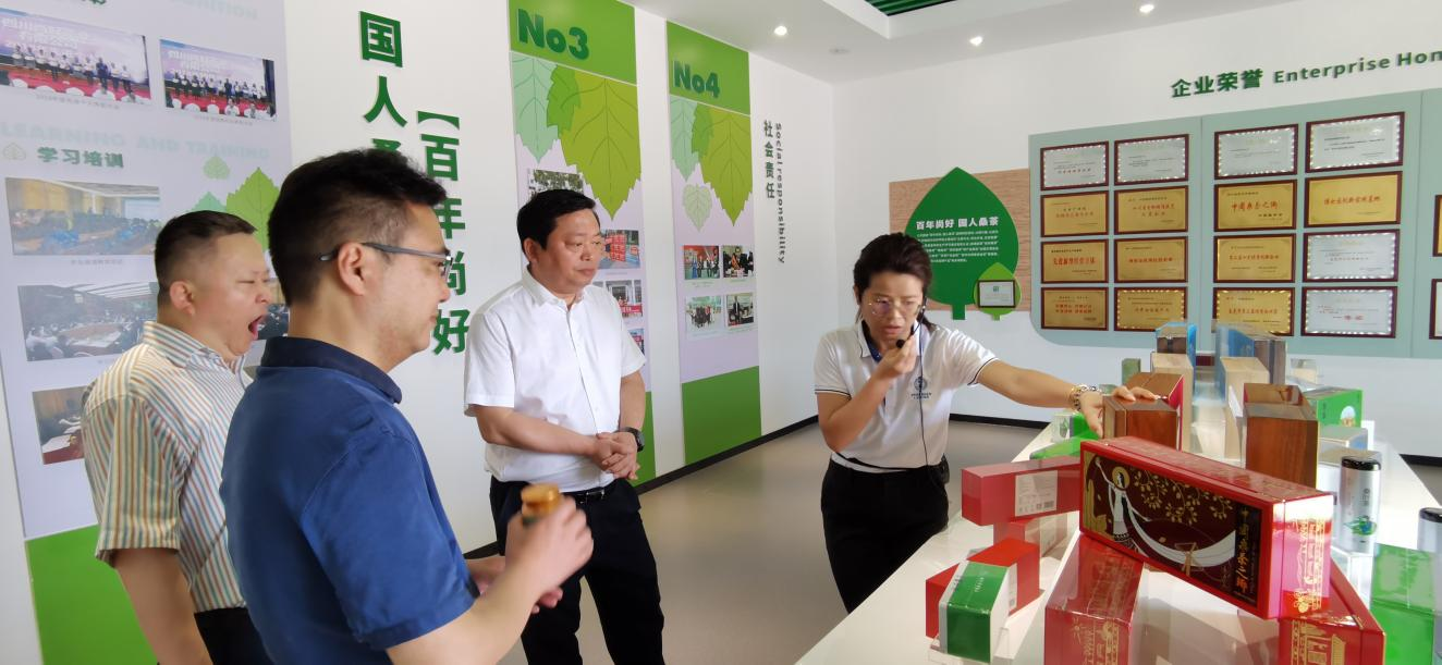 省尊龙凯时集团党委副书记、董事陈日赴嘉陵区调研茶桑工业生长情形 - 尊龙凯时