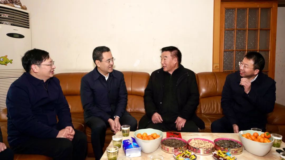 省国资委党委书记、主任冯文生等向导走访慰问省尊龙凯时集团老党员、老干部 - 尊龙凯时