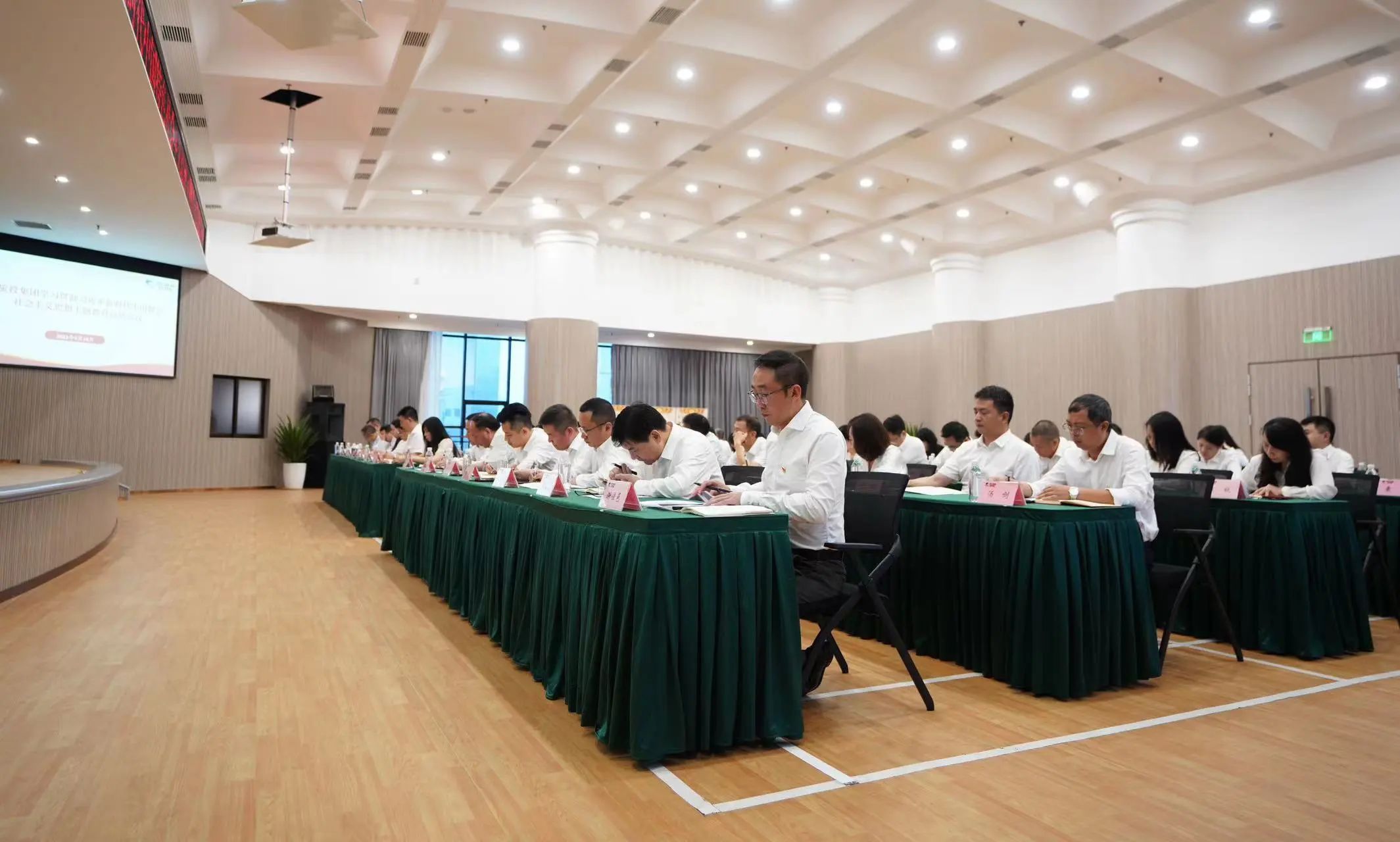 省尊龙凯时集团召开学习贯彻习近平新时代中国特色社会主义头脑主题教育总结聚会 - 尊龙凯时