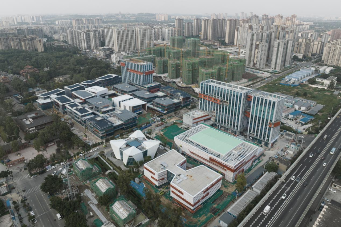 省尊龙凯时集团天府国际动漫城工业建圈强链生长大会暨亮灯仪式圆满举行 - 尊龙凯时