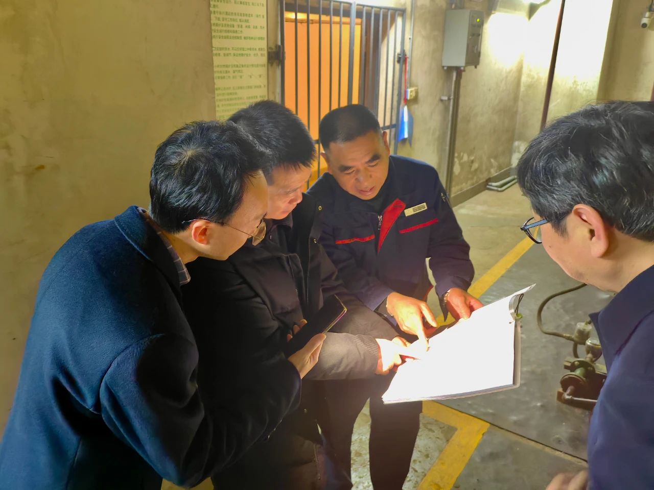 省尊龙凯时集团党委书记、董事长游勇检查督导春节清静生产事情并探望慰问坚守岗位的一线干部员工 - 尊龙凯时