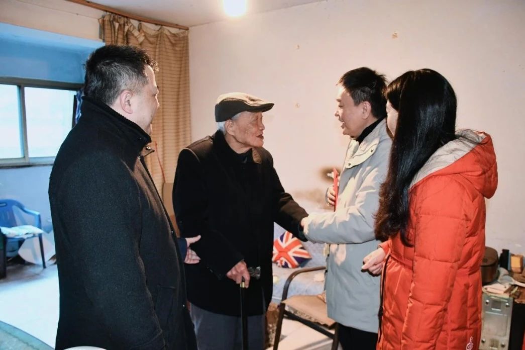 省尊龙凯时集团向导班子成员走访慰问生涯难题党员、老党员、老干部 - 尊龙凯时
