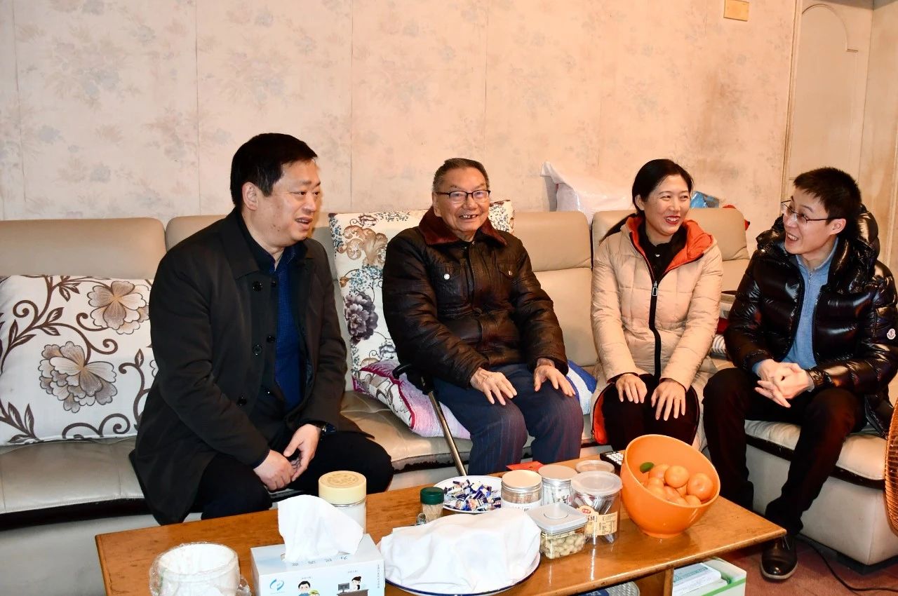 省尊龙凯时集团向导班子成员走访慰问生涯难题党员、老党员、老干部 - 尊龙凯时