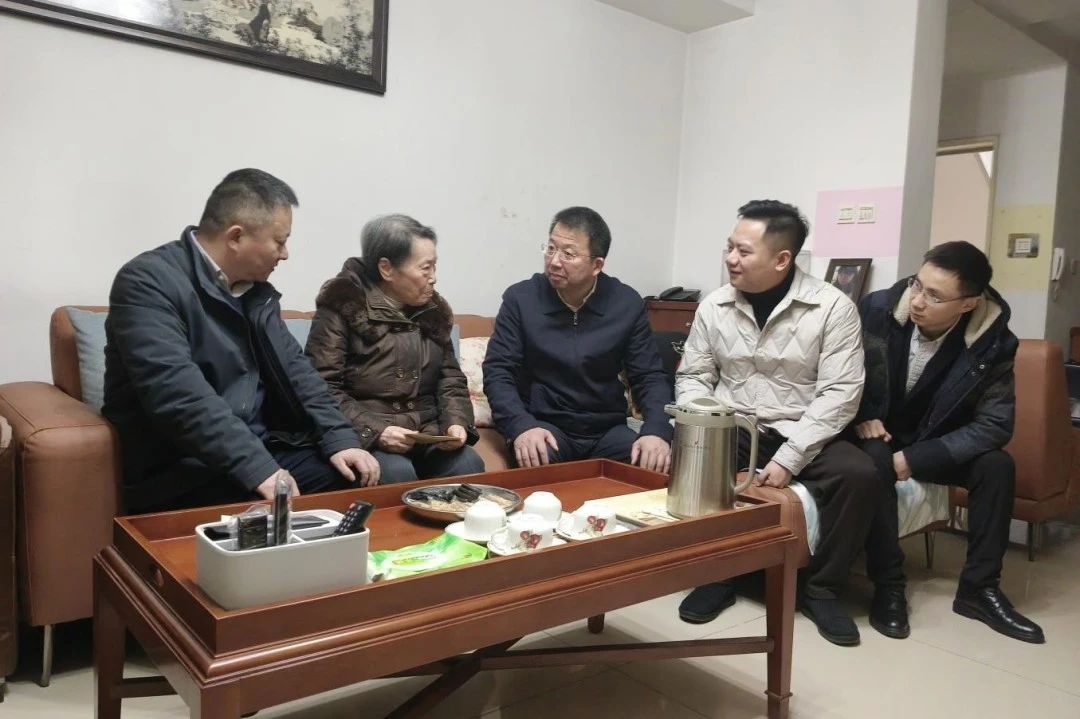 省尊龙凯时集团向导班子成员走访慰问生涯难题党员、老党员、老干部 - 尊龙凯时