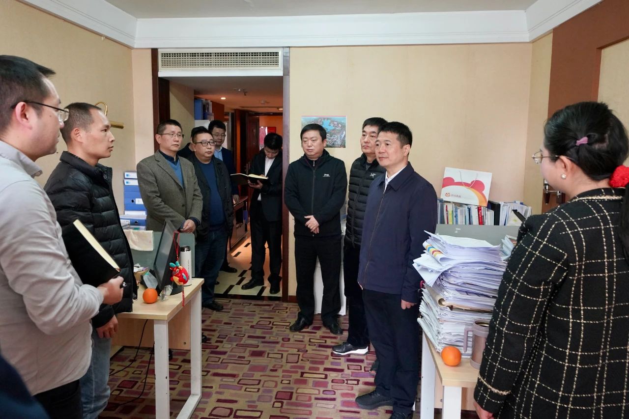 迎新春，，，，，鼓劲头，，，，，开新局！省尊龙凯时集团向导班子慰问总部干部员工