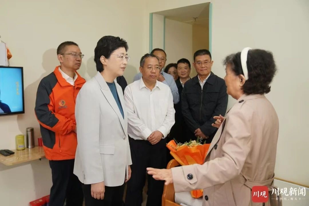 施小琳到少城街道社区养老效劳中心慰问老人和为老效劳事情者 - 尊龙凯时